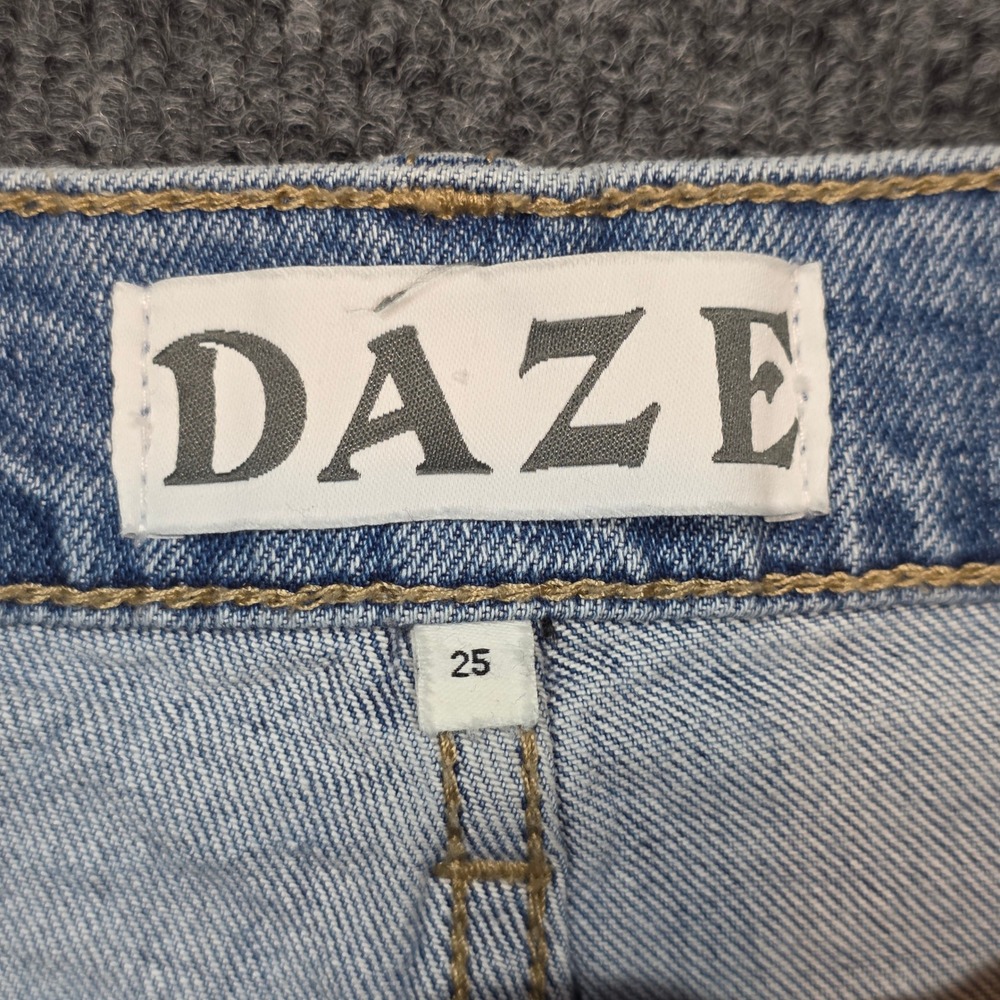 Daze Size 25 High Rise Straight Leg Distressed Light Wash Jeans Womens Momcore - Picture 8 of 11